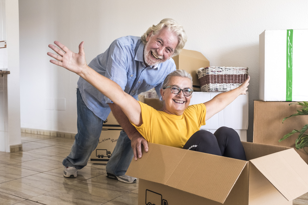 Pareja sénior disfrutando de su hogar
