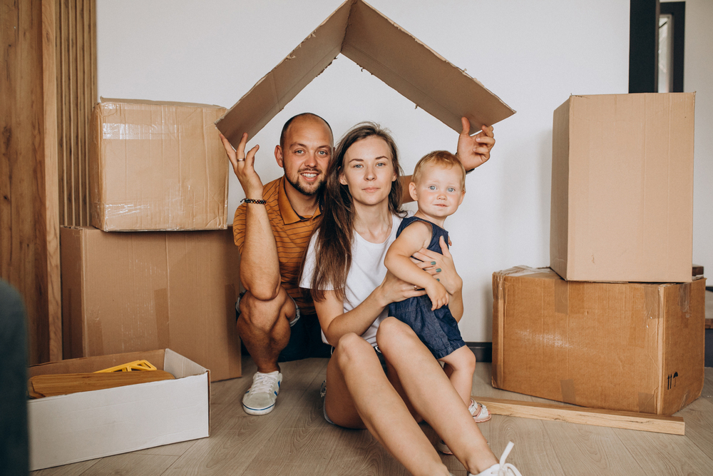 Familia joven mudándose a una nueva casa