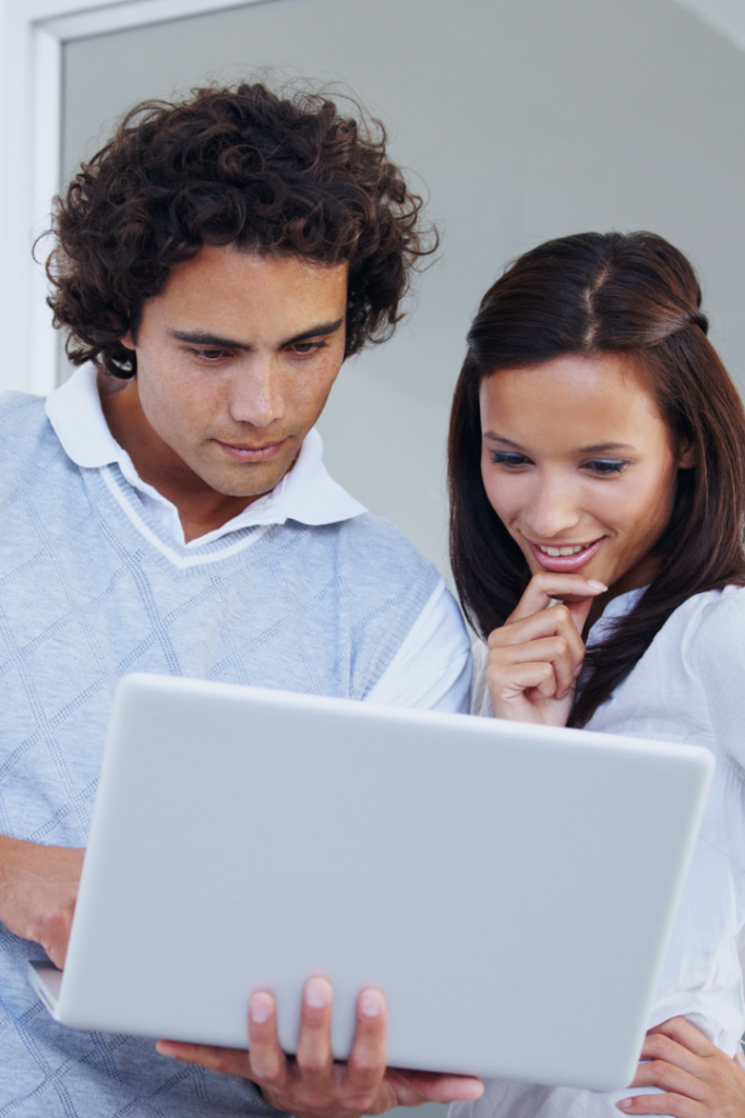Profesionales inmobiliarios trabajando con un ordenador