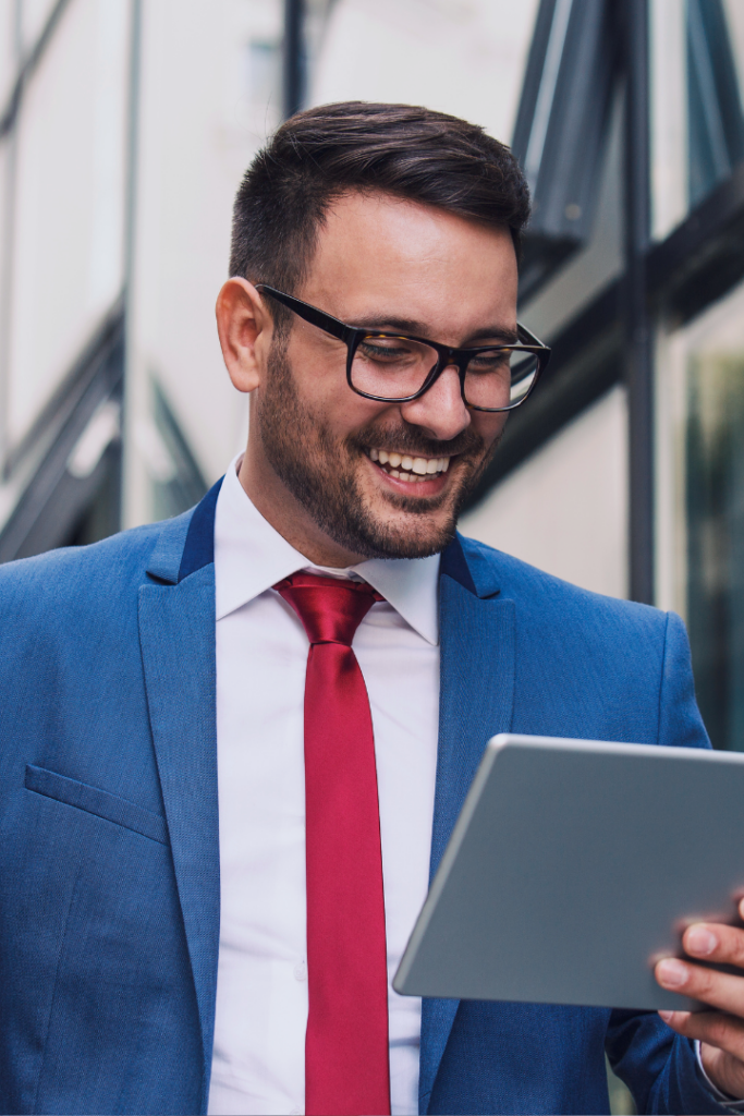 Broker de ERA trabajando con una tableta